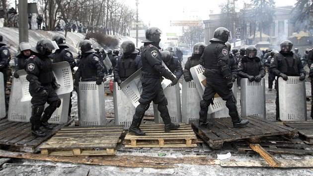 Ukrajint tkoodnci v ulicch Kyjeva (28. ledna 2014)