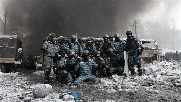 Z�sahov� jednotka ukrajinsk� policie p�zuje v Kyjev� (24. ledna 2014)