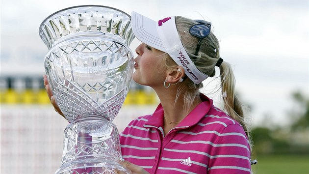 Jessica Kordová líbá trofej pro vítzku turnaje amerického okruhu LPGA na...