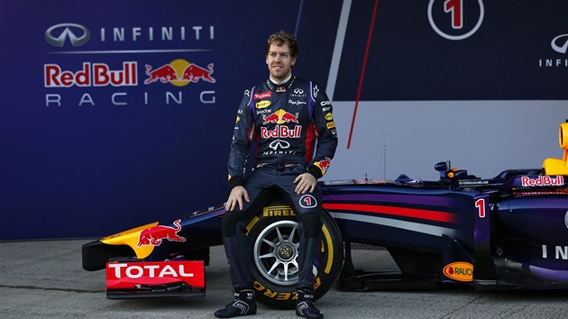 AMPION PI PREZENTACI. Sebastian Vettel s novm vozem ped dal sezonou formule 1.