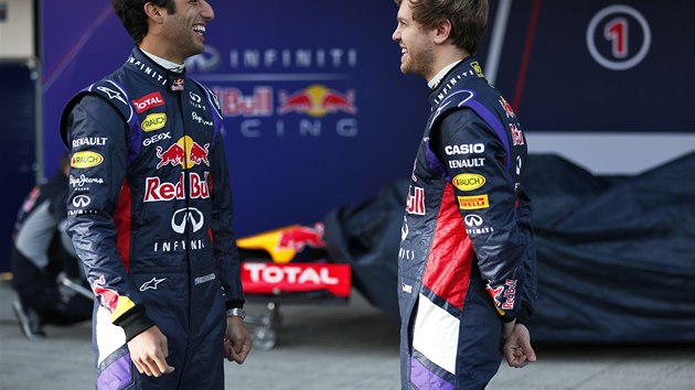 V RED BULLU JE VESELO. Sebastian Vettel (vpravo) a Daniel Ricciardo s novm vozem ped dal sezonou formule 1.