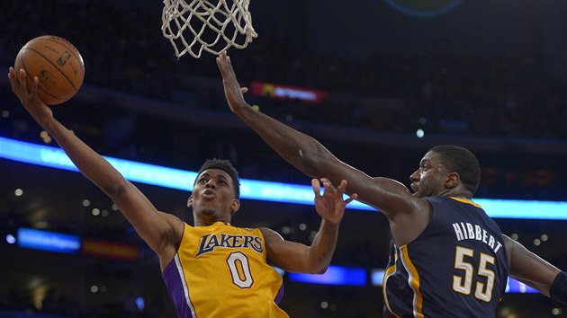 Nick Young z LA Lakers zakonuje pes blokujcho Roye Hibberta z Indiany.