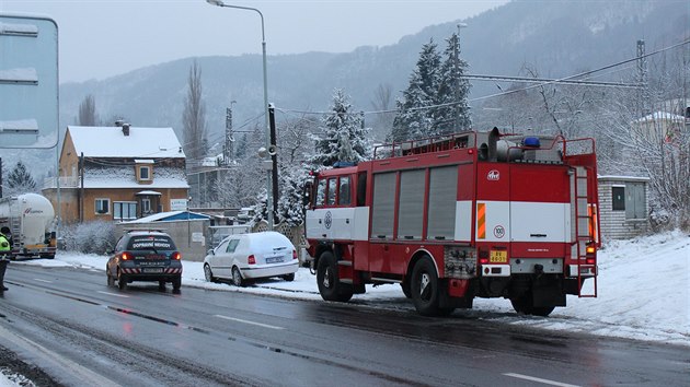 Policist v st nad Labem vyjdli ve stedu rno tak k nehod kamionu a octavie na namrzl silnici ve Vaov.