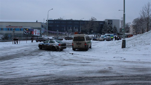 Klskou ulici v st nad Labem uzavela ve stedu rno hromadn nehoda sedmi aut.