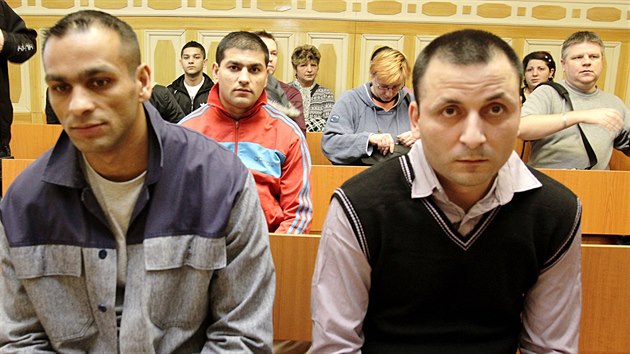 Za napadení dvou mužů v Duchcově před soudem stanuli Jaroslav Ferko (vlevo), David Bledy (vpravo) a za nimi v červené bundě Radoslav Ferko. Čtvrtým obžalovaným je Ladislav Feri.