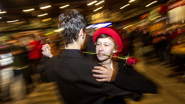 Na hlavnm ndra v Praze se za znanho zjmu pihlejcch tanilo argentinsk tango (21.1.2014)