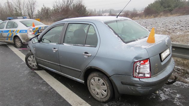 Na silnici u Kamennch ehrovic na Kladensku dopoledne havarovalo v krtkm asovm seku celkem pt aut (23.1.2014)