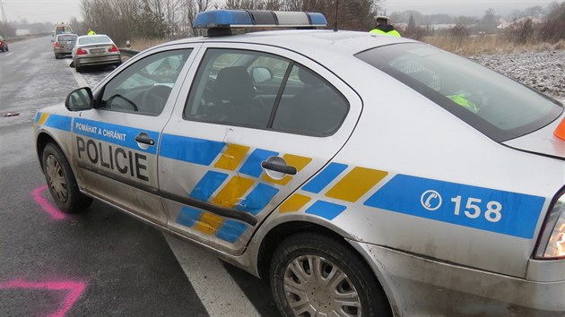 Na silnici u Kamennch ehrovic na Kladensku dopoledne havarovalo v krtkm asovm seku celkem pt aut. Jedno z aut nabouralo i stojc vz policie (23.1.2014)