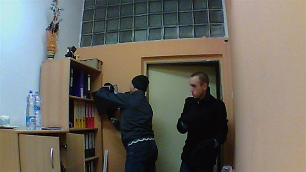 Pachatele vloupn do kancelsk budovy v Kolbenov ulici ve Vysoanech zachytila skryt fotopast
