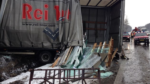Nehoda nkladnho vozu pevejc sklenn tabule u Star Boleslavi zkomplikovala provoz na R10
