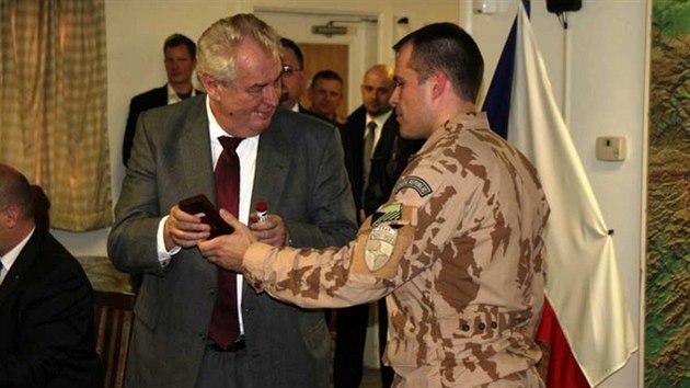 Prezident Milo Zeman dostal od velitele roty na zkladn Bagrm pamtn medaili.