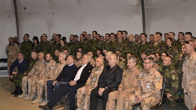 Prezident Milo Zeman na spolen fotografii s vojky v Afghnistnu.