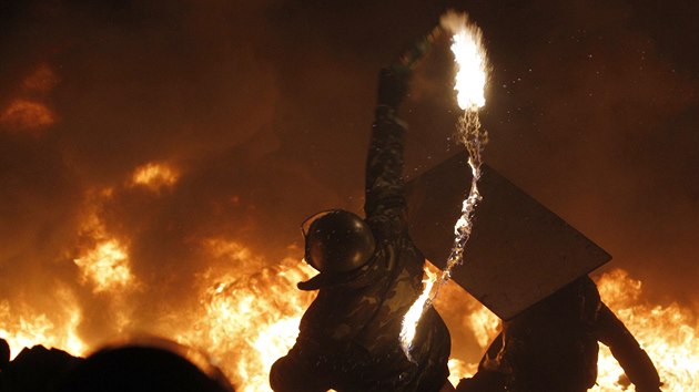 Protestujc zapalovali pneumatiky na postavench barikdch a hzeli na tkoodnce kameny a zpaln lahve (25. ledna)