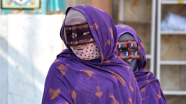 Bandar Abbás. Ženy s typickou obličejovou maskou na bazaru