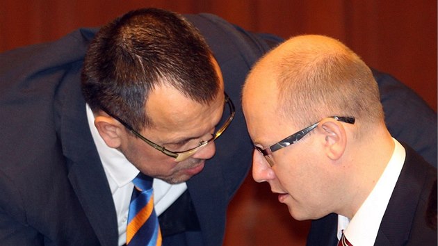 Premiér Bohuslav Sobotka, k n�mu� se sklání poslanec �SSD Jaroslav Foldyna, na