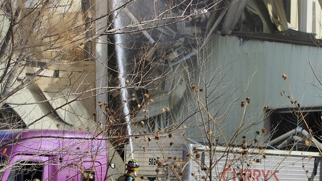 st budovy zvodu na vrobu krmiva ve mst Omaha v Nebrasce se po explozi ztila a zvod zaal hoet (20. ledna 2014).