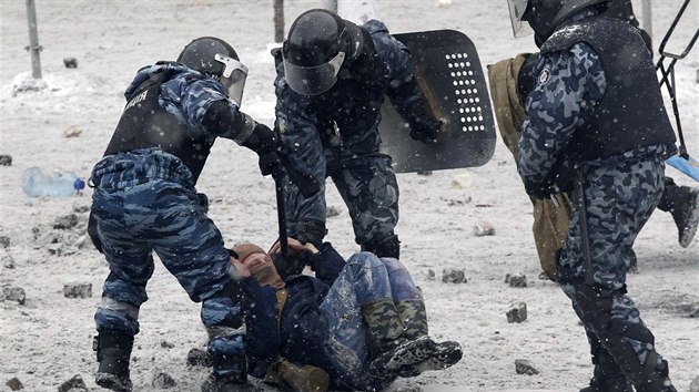 Ukrajinsk ozbrojen sloky zatkly od ternho veera destky lid kvli podncovn k masovm nepokojm (22. ledna 2014).