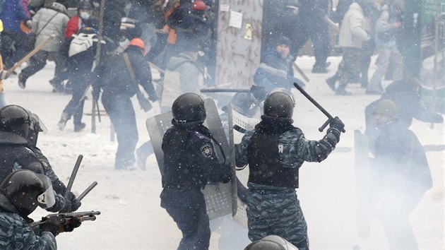 Demonstranti se s polici v centru Kyjeva opakovan stetvaj od konce listopadu. Poprv ale pi nepokojch zemeli lid (22. ledna 2014).