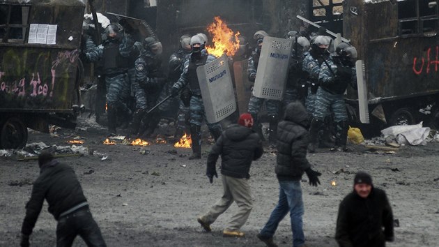 Centrum hlavnho msta Ukrajiny pipomnalo bojit (22. ledna 2014).