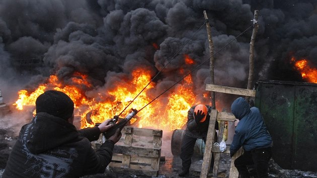 Protestujc v ulicch Kyjeva si postavili i provizorn prak, aby na policisty mohli odpalovat kameny. (23. ledna 2014)