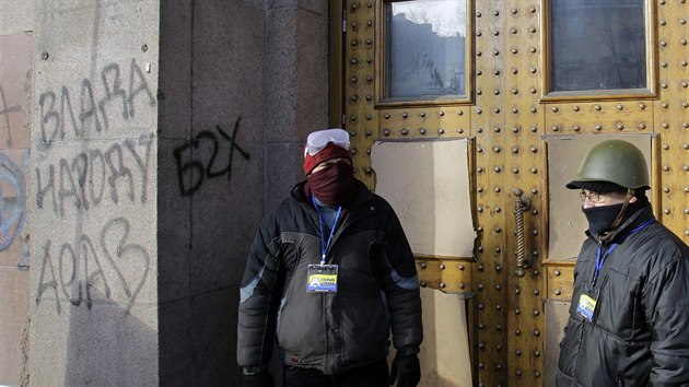 Dva opozin protestujc hldaj u dve ukrajinskho ministerstva zemdlstv v Kyjev. (24. ledna 2014)