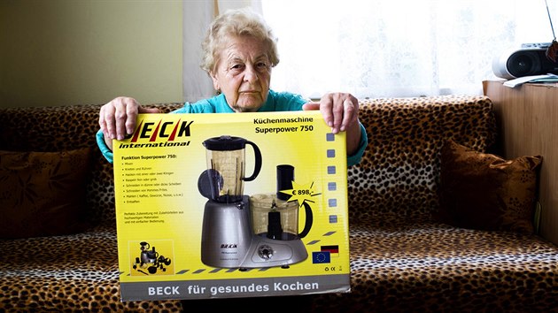 Eva, 75 let, zas tak zle pedvdc akce nehodnost. "Ano, naletli jsme, koupili vci dost pedraen, ale co se d dlat, lovk holt obas bv hloupej," povzdechne si. Zbo, kter si koupili, bylo vesms pouiteln. A prodejci se k nim chovali docela slun. Na takovch akcch byli dohromady asi jen tikrt. I to jim vak stailo, aby pochopili taktiku prodejc. A protoe u nechtli na tyhle triky o vhodnch cench skkat dl, pestali s manelem na akce jezdit. 