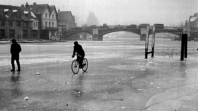 Zamrzl eka Teme u Windsorskho mostu bhem zimy 1947