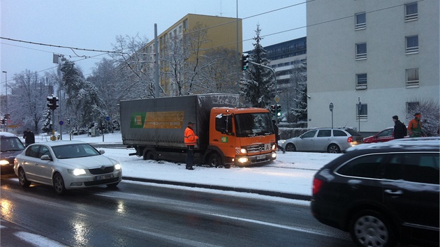 V�z Pra�ských slu�eb takto zapadl na Evropské a zkomplikoval provoz MHD.