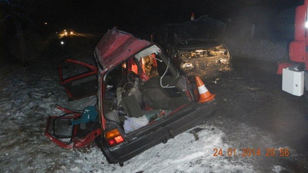 Na silnici číslo 156 mezi obcemi Trhové Sviny a Žár se bočně střetlo vozidlo s protijedoucím autem, 52letý řidič na místě zemřel. (24. ledna 2013)