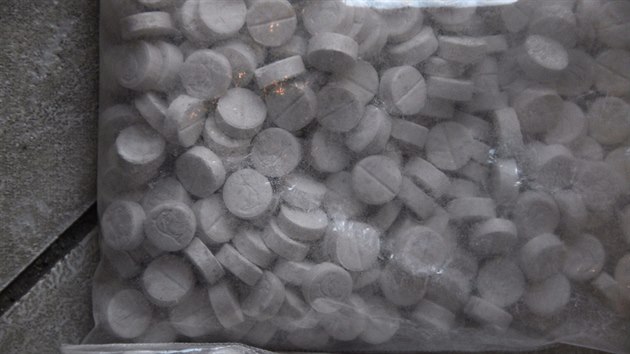 Celnci a policist zabavili obchodnkm s drogami a anaboliky koncem minulho roku mimo jin 370 tablet extze.