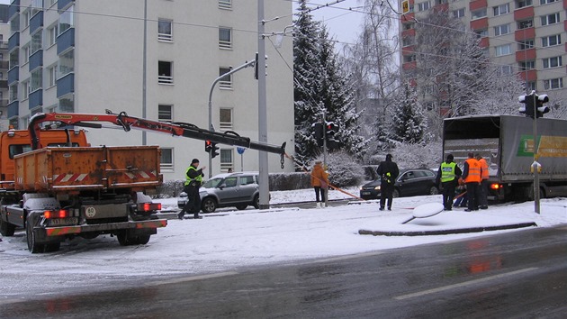 Na Evropsk td v Praze si idi Praskch slueb  vjel do trvnkovho psu a zstal v nm zablokovn. Tramvaje pak nejezdily v obou smrech. U ped touto udlost nejezdily autobusy linek 119, 218. Nklak nakonec pomohl vysvobodit kolega s autem stejn firmy. 