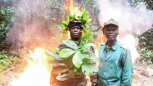 Prvn svtek vnon. Strce biosfrick rezervace Dja Kingue Onnana se spolu s maskovanm vojkem kamerunsk armdy nechal kolegy vyfotografovat u hoc zkladny pytlk.