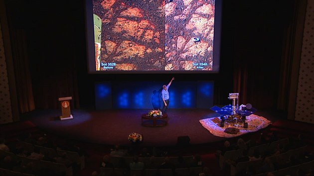 Ví nkdo, co to je? Steve Squyres z NASA na tiskové konferenci pedstavuje...