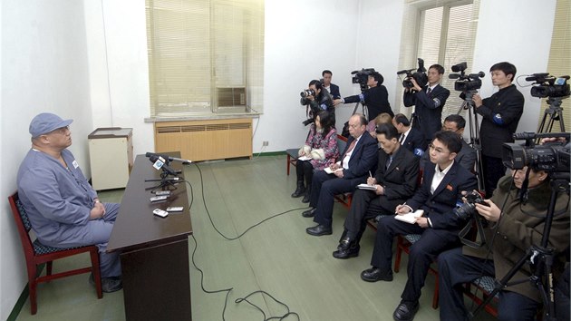 Severokorejci uspodali tiskovou konferenci s vznnm Amerianem Kennethem Baem. (20. ledna 2014)