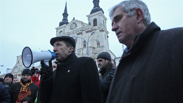 Bedřicha Ščerbana podpořili před jednáním radních i stovky fanoušků. V pondělí v podvečer se sešli na náměstí před magistrátem.