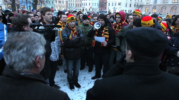 Bedřicha Ščerbana podpořili před jednáním radních i stovky fanoušků. V pondělí v podvečer se sešli na náměstí před magistrátem.