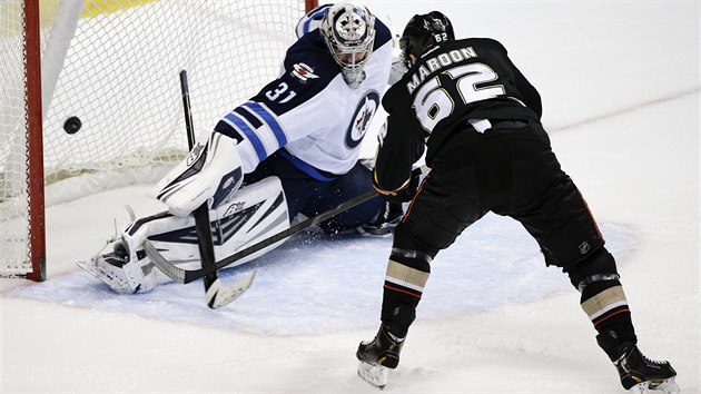 40 ZKROK. Tolik stel zastavil Ondej Pavelec v nonm utkn NHL, v nm Winnipeg zvtzil nad Anaheimem. Na tomto snmku zastavuje pokus Patricka Maroona.