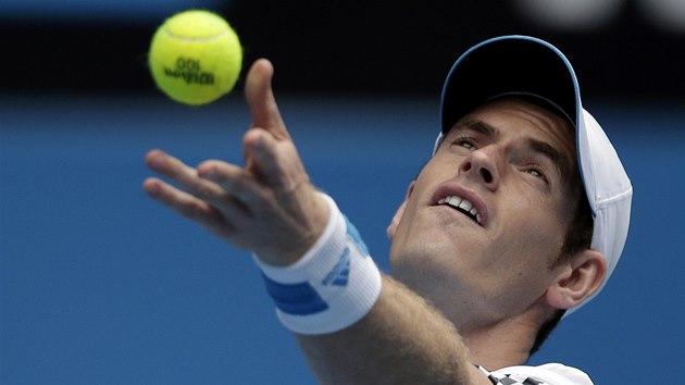 SOUSTEDN. Andy Murray servruje v osmifinle Australian Open. 