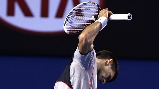 Novak Djokovi se zlob ve tvrtfinle Australian Open. 