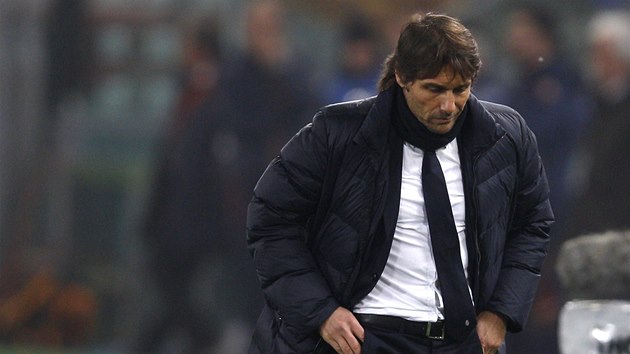 HLUBOK NESPOKOJENOST. Trenr Juventusu Turn Antonio Conte s oima zabodnutma do trvnku. 