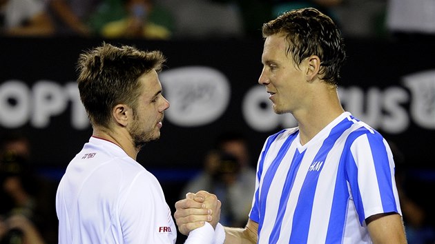 GRATULACE. Tom Berdych po porce v semifinle Australian Open zalomil palce se svm pemoitelem Wawrinkou. 