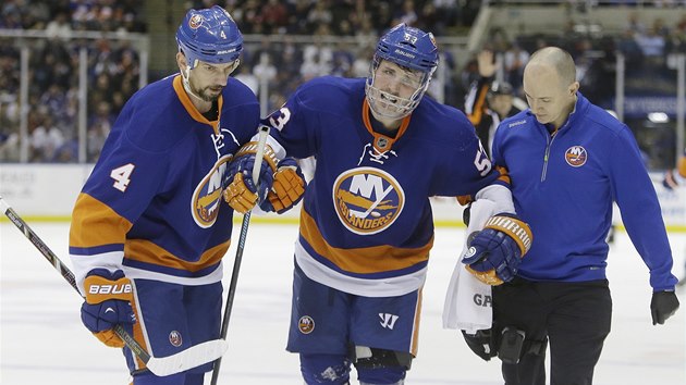 V ROLI POMOCNKA. Radek Martnek (vlevo) pomh zrannmu spoluhri z New York Islanders  Caseymu Cizikasovi na stdaku.  