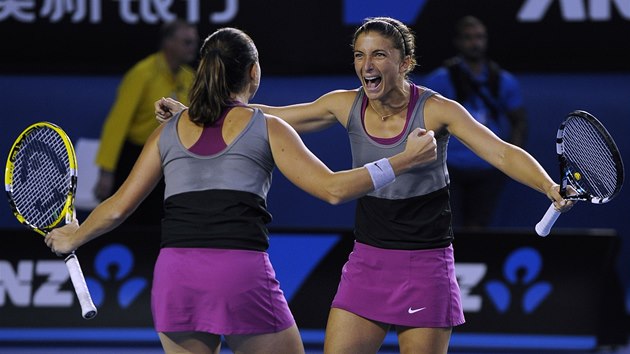 Sara Erraniov (vpravo) a Roberta Vinciov se raduj ve finle tyhry na Australian Open.  