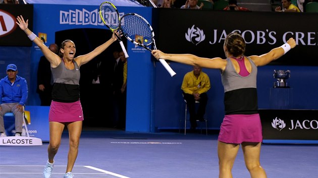 Sara Erraniov (vpravo) a Roberta Vinciov se raduj ve finle tyhry na Australian Open.  
