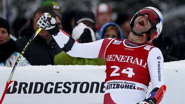Didier Defago v cíli superobího slalomu v Kitzbühelu. 