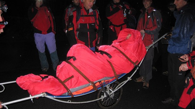 Záchranáři si vyzkoušeli přepravu figuranta na vozíku.