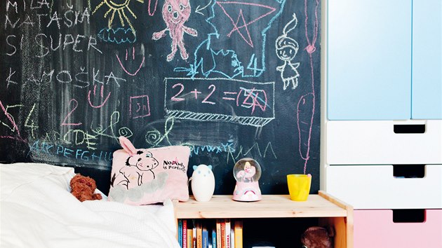 Stěna natřená tabulovou černí nahrávající tvořivosti je i v dětském pokojíku.
