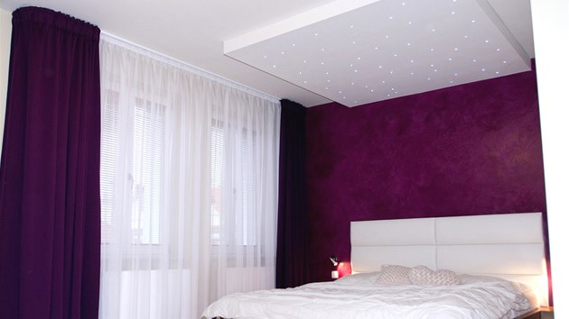 Ložnice - za postelí byl použit benátský štuk, ve stejné barvě jsou i závěsy. Na stropě nad lůžkem "simulují" LED světla hvězdy na obloze.