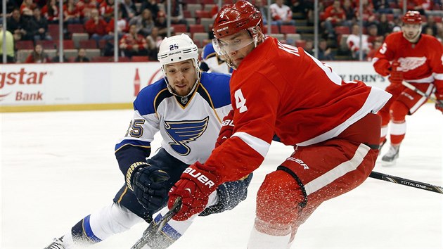 Jakub Kindl (vpravo) z Detroitu v souboji s Chrisem Stewartem ze St. Louis.