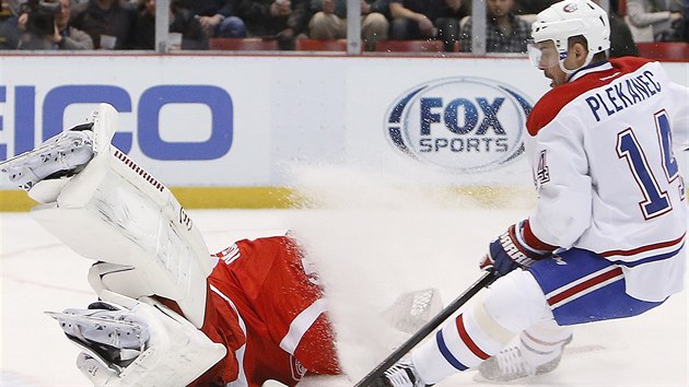 Montrealsk tonk Tom Plekanec (vlevo) v njezdu ped brankem Jonasem Gustavssonem z Detroitu.